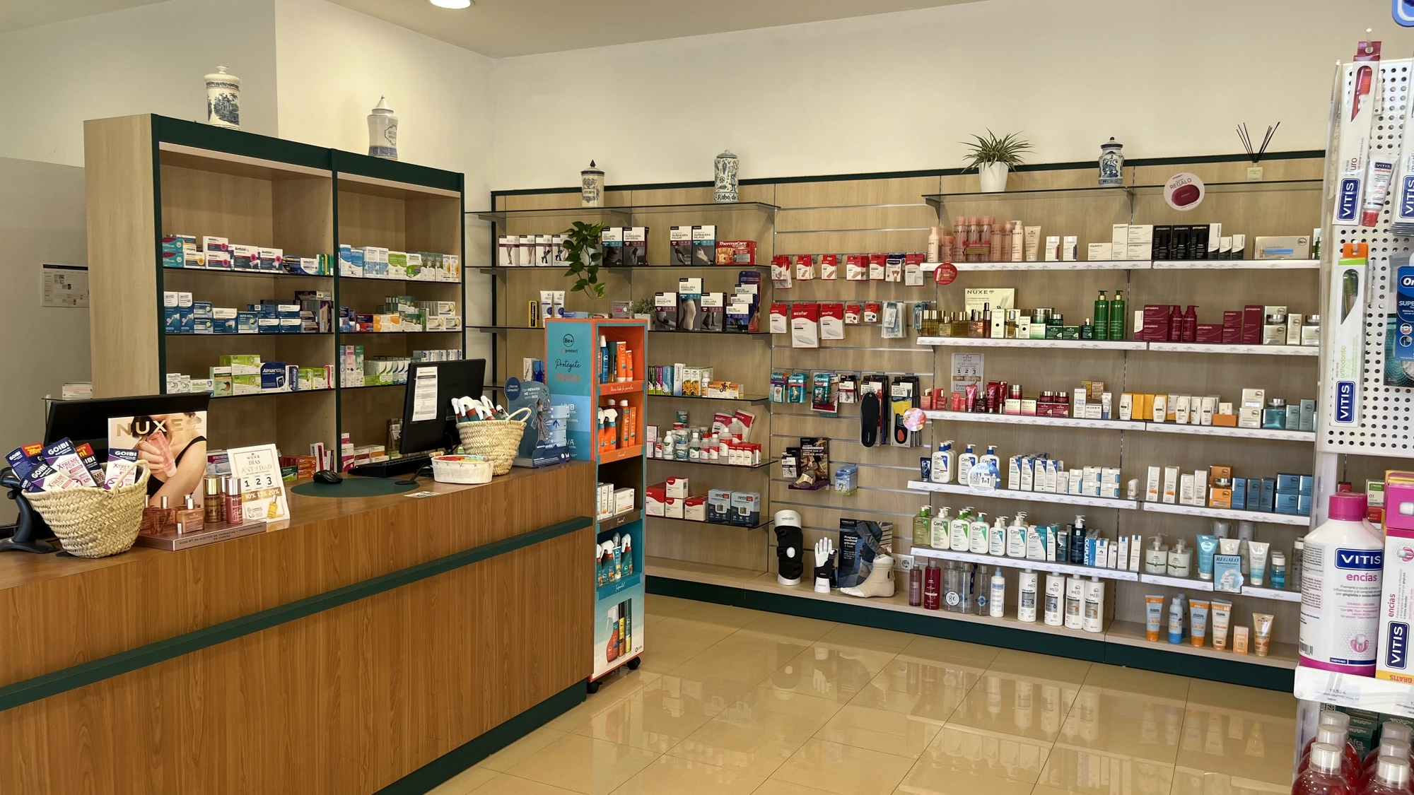 Interior de la Farmacia Santiago Valero en Huarte