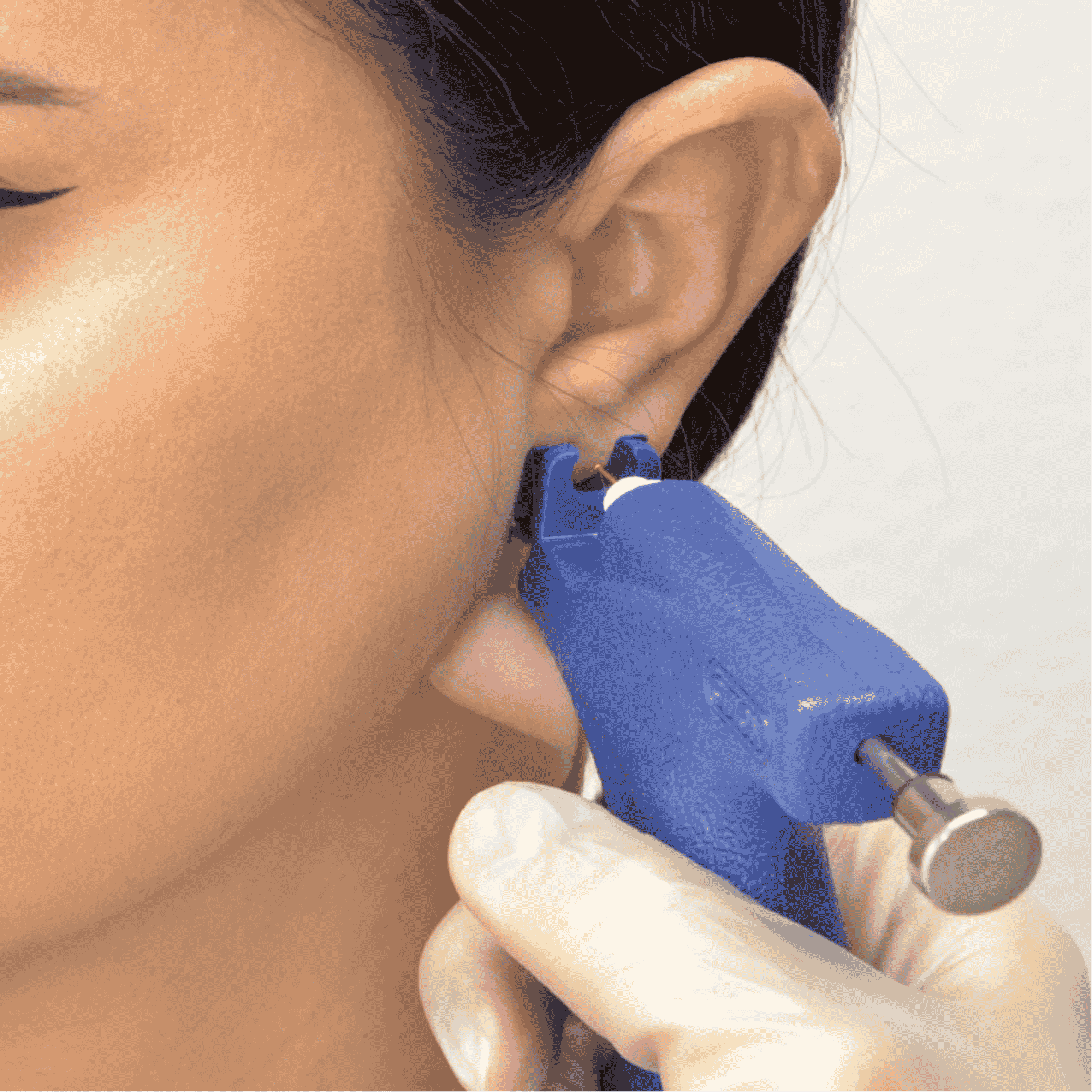 Perforación de pendientes con sistema higiénico en farmacia